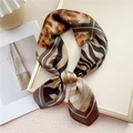 Foulard en soie aux motifs animaliers et géométriques, coloris marron et orange, noué - Quadrillage Zèbre Bord Café