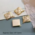 Detalle de cuatro colgantes cuadrados dorados de 14x15mm con textura espiral para joyería DIY - Espiral Cuadrada (14*15mm)