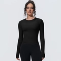 Primo piano della maglia sportiva nera a maniche lunghe in tessuto a compressione traspirante ed elastico - S / Nero