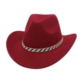 Détail d'un chapeau de cowboy en feutre rouge avec une bande décorative à paillettes - Taille unique / Rouge Vin (Rayures Noires et Blanches)