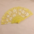 Détail d'éventail pliable en dentelle jaune avec motifs de roses blanches et paillettes - Jaune