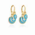 Detailansicht der vergoldeten Creolen mit dreifachen blauen Evil Eye Anhängern aus Emaille - 43305/Dunkelblau/Himmelblau