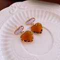 Detailansicht der bernsteinfarbenen Herz-Edelsteine und lila Steine auf Gold-Ohrringen - Braunes Herz (Silbernadel)