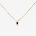 Dettaglio della collana minimalista placcata oro 18K con ciondolo rettangolare in zircone nero - Nero
