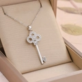 Collier avec pendentif clé en argent et motif trèfle scintillant sur velours beige - 9238-Argent