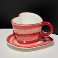 Juego de taza de café y platillo de cerámica con forma de corazón y rayas rojas y rosas - 280ml / Rojo