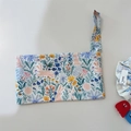 Détail du sac de poignet en coton à motif floral et lapin avec une anse assortie - Lapin de la Jungle Bleu