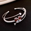 Dreilagiges silbernes Armband mit luxuriösem Zirkon-Schmetterling in Dunkelrot und Weiß - Silber-Roter Schmetterling