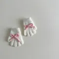 Detalle de textura de los guantes de punto blancos para niños con lazo rosa - Aprox. 2-6 Años / Blanco