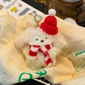 Dettaglio portachiavi a forma di cucciolo di peluche con cappello rosso e sciarpa - Stile Sciarpa Rossa e Bianca