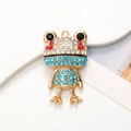 Dettaglio di pendente a rana dorata con strass blu e trasparenti per decorazioni DIY - Blu