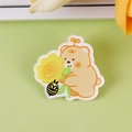 Spilla carina in acrilico con orsetto giallo e girasole per zaini e borse - Orso che raccoglie il miele