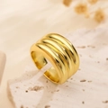 Minimalistischer vergoldeter dreireihiger offener Ring auf beiger Naturstein-Textur - Einstellbar Offen / Dreischichtiger Zylinder Stil (14203)