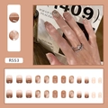 Detail van mocha gradiënt plaknagels met cat-eye effect en fijne zilveren lijnaccenten - Nude Kleur Lijn Stijl (R553)