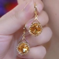 Elegantes pendientes dorados con gema de ámbar cuadrada y engaste de diamantes halo - Aro Color Café