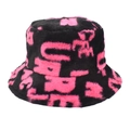 Détail d'un chapeau bob en peluche bicolore noir et rose avec motifs de lettres jacquard - Rose Rouge