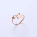 Anello aperto cuore oro rosa con scritta LOVE su sfondo blu minimalista - Aperto Regolabile / Oro rosa