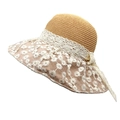 Dettaglio cappello di paglia con fiocco in pizzo e tesa in rete ricamata con margherite - M (56-58cm) / Cachi