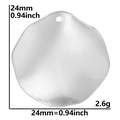 Détail d'un pendentif octogonal irrégulier en métal argenté avec dimensions de 24 mm - Octogone Irrégulier / Acier