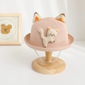 Dettaglio di un cappello di paglia rosa per bambini con orecchie di gatto e ricami carini - Cappello Rosa