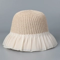 Detail van beige gebreide vissershoed met delicate witte kanten ruches voor dames - M (56-58cm) / Beige