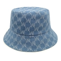 Dettaglio del cappello a secchiello in denim blu slavato con motivo a lettere 'W' bianche - M (56-58cm) / Azzurro