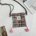 Vista dettagliata della borsa a tracolla a quadretti rosa e verde con nappe - Rosa