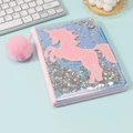 Nahaufnahme vom rosa Einhorn-Notizbuch mit Pailletten, Glitzersand und Plüsch-Anhänger - Einhorn Silhouette/Treibsand Pailletten/Rosa Bommel / Rosa Einhorn