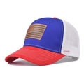 Dettaglio della toppa in pelle con bandiera USA su cappello trucker rosso e blu - Rosso e Blu Reale