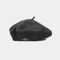Détail du béret en laine gris anthracite avec broderie blanche du signe de division - Taille unique / Gris Chiné Foncé