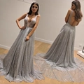 Elegante abito da sera con paillettes argento, scollo a V profondo e schiena scoperta - S / Argento