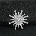 Elegante spilla a fiocco di neve argento con strass scintillanti su sfondo nero - XD9410-1 Fiocco di Neve Argento