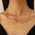 Primer plano de collar dorado geométrico de ondas con textura metálica de alta calidad - Estilo Dorado de Onda Irregular (01kc金不规则WG0-1163)