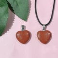 Vue détaillée de pendentifs cœur en jaspe rouge 20mm avec attaches en métal argenté - 07-Pierre Rouge