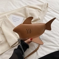 Borsa a tracolla marrone a forma di delfino in pelle con catena d'argento da donna - Marrone