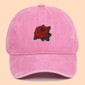 Casquette de baseball en coton rose avec broderie détaillée de rose rouge à l'avant - Réglable / Rose