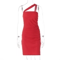 Detail eines roten One-Shoulder-Minikleides mit Raffungen und asymmetrischem Schnitt - S / Rot