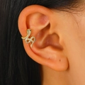 Ear cuff a serpente dorato con zirconi e occhi di gemma verde per donne senza buco - Clip da orecchio a serpente con occhi verdi (M-438) / Imitazione Oro
