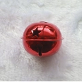Cloche en métal rouge de 5cm avec découpes en étoile sur peluche blanche - Étoile Rouge Brillant