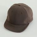 Vista detallada de gorra infantil marrón oscuro con visera corta y ojales de ventilación - 52cm (2-6 Años) / café