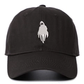 Gros plan d'une broderie fantôme blanche sur casquette de baseball en coton noir - Réglable / Gris foncé