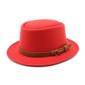Détail d'un chapeau de feutre rouge vif avec bande en cuir marron et boucle en métal doré - Rouge