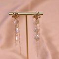 Elegante Ohrringe mit goldenen Blumen, Quasten und drei Barockperlen an vergoldeter Kette - Quadratische Perlenquasten-Ohrringe