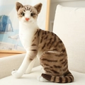 Realistische Plüschkatze in Getigert und Weiß, sitzende Pose für Heimdekoration - 20cm / Sitzende Getigerte Katze