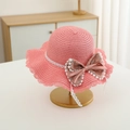 Dettaglio cappello di paglia rosa con pizzo e grande fiocco floreale su base dorata - Cappello Singolo / Rosso Anguria