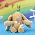 Nahaufnahme eines süßen Plüschkaninchen-Anhängers mit dekorativer Just for you-Schleife - Kugelkette (Hasenkopf-Taschen-Stil) / 15cm / Kaffeebraun