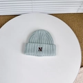 Detalle del gorro de punto azul claro con textura de canalé y letra N roja bordada - 3-8 Años / verde claro