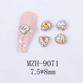 Vue détaillée des bijoux d'ongles cœur aurora 7,5x8mm avec base dorée et petits cristaux - Cœur Lumière Céleste Base Dorée (MZH-9071)