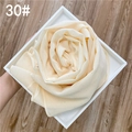 Vue détaillée du foulard en mousseline crème avec paillettes dorées plié en forme de rose - Milky blanc