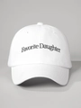 Detail van het Favorite Daughter borduursel op de witte katoenen honkbalpet stof - Verstelbaar / Wit